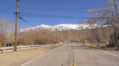 Benton 'da sokak manzarası - Doğu Sierra' da tarihi küçük bir kasaba