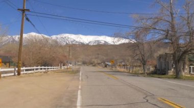 Benton 'da sokak manzarası - Doğu Sierra' da tarihi küçük bir kasaba