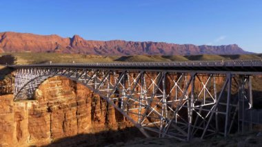 Colorado Nehri üzerindeki Navajo Köprüsü