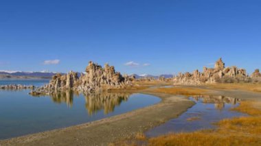 Mono Gölü 'ndeki Tufa kuleleri kireçtaşı sütunları