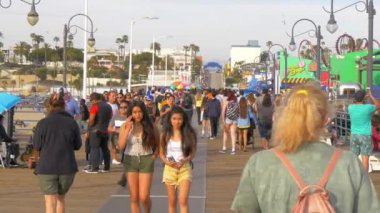 Los Angeles 'taki ünlü Santa Monica İskelesi - LOS ANGELES, ABD - 29 Mart 2019