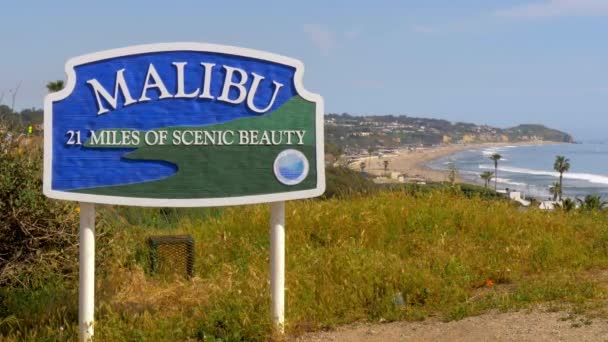 2017 년 3 월 29 일에 확인 함 . Malibu sign at the PCH - MALIBU, USA - MARCH 29, 2019 — 비디오