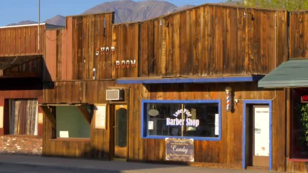 Old Barber Shop di desa bersejarah Lone Pine - LONE PINE CA, Amerika Serikat - MARCH 29, 2019 — Stok Video