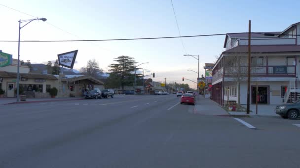 Tarihsel Lone Pine köyünün tipik sokak manzarası - Lone PINE CA, ABD - 29 Mart 2019 — Stok video