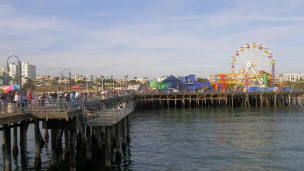 Famous Santa Monica Pier in Los Angeles - LOS ANGELES, USA - MARCH 29, 2019 — Stock Video