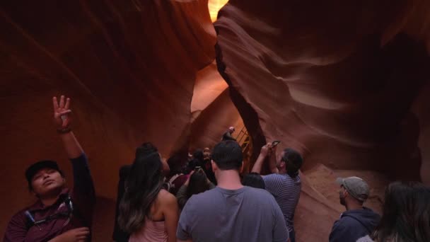 Vandringstur genom Lower Antelope Canyon i Arizona - UTAH, USA - 20 mars 2019 — Stockvideo