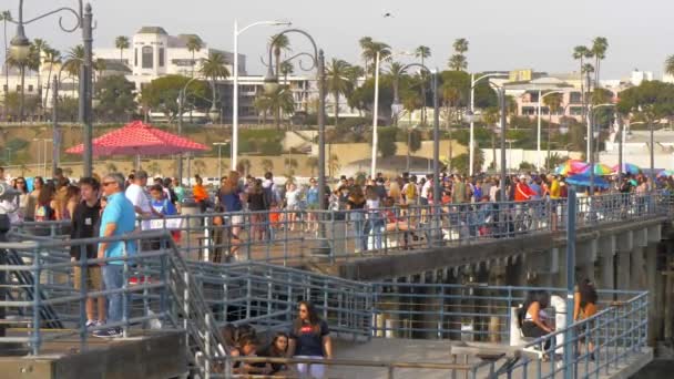 ロサンゼルスの有名なサンタモニカ桟橋-ロサンゼルス,アメリカ- 2019年3月29日 — ストック動画