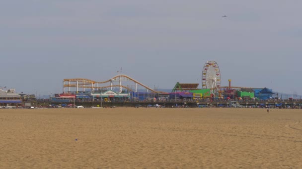 Beroemde Santa Monica Pier in Los Angeles - LOS ANGELES, Verenigde Staten - 29 maart 2019 — Stockvideo