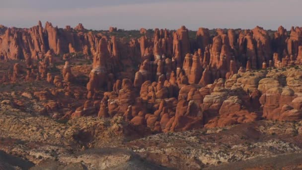 Ďáblské zahrady v národním parku oblouky v Utahu — Stock video