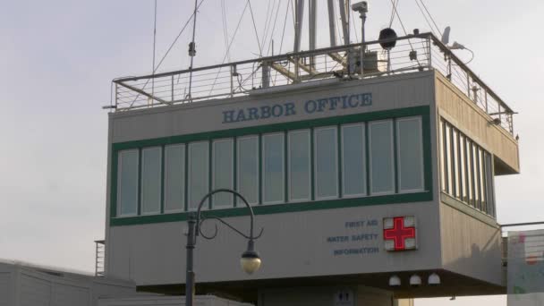 Harbor Office on Santa Monica Pier - LOS ANGELES, USA - MARCH 29, 2019 — Stock Video