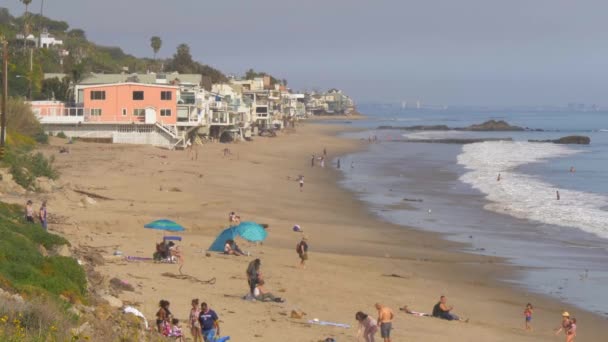 Zuma Beach in Malibu - MALIBU, USA - MARCH 29, 2019 — Stock Video