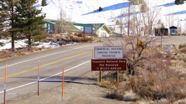 Sinal de rua Yosemite National Park - BISHOP, EUA - 29 de março de 2019 — Vídeo de Stock