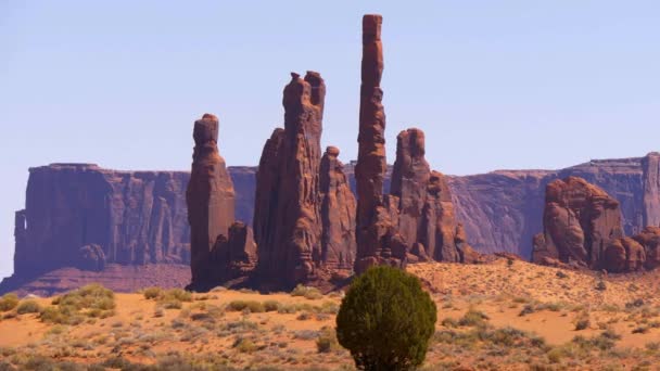 Fantastiska klippskulpturer i Monument Valley — Stockvideo