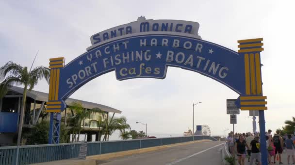 Berühmte Santa Monica Pier in Los Angeles - LOS ANGELES, USA - 29. MÄRZ 2019 — Stockvideo