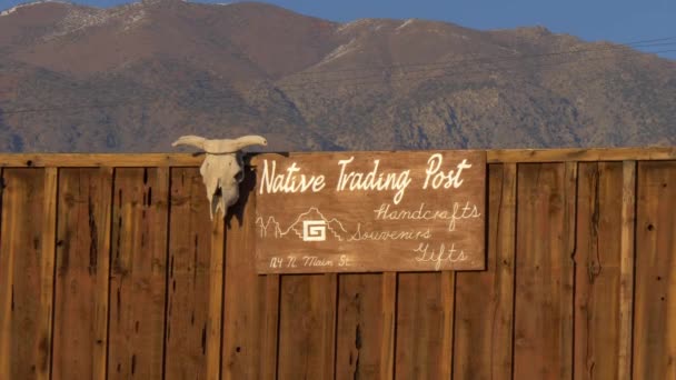 Native Trading Post v historické vesnici Lone Pine - LONE PINE CA, USA - MARCH 29, 2019 — Stock video