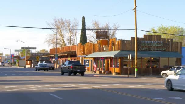 ローンパインの歴史的な村にあるWestern Saloonとレストラン- LONE PINE CA, USA - 2019年3月29日 — ストック動画