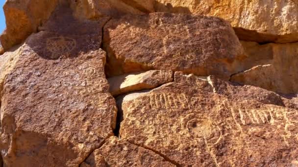 Starożytne petroglify w dolinie Chalfant we wschodniej Sierra — Wideo stockowe