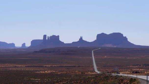 Utah 'taki Anıt Vadisi' ne sonsuz yol — Stok video
