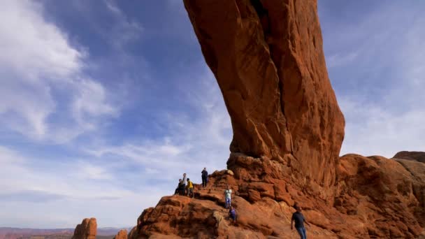 Touristen besuchen den Arches National Park in Utah - UTAH, USA - 20. MÄRZ 2019 — Stockvideo