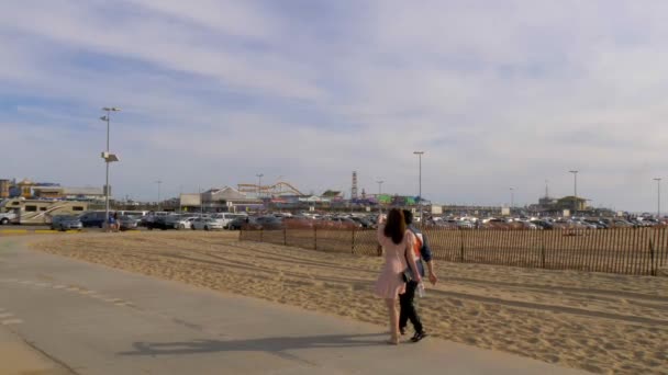 Wandeling aan zee bij Santa Monica Beach - LOS ANGELES, Verenigde Staten - 29 maart 2019 — Stockvideo