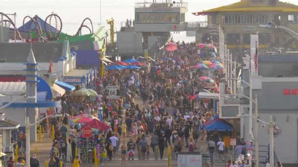 Santa Monica İskelesi, 29 Mart 2019 'da binlerce ziyaretçinin katıldığı kalabalık bir yer. — Stok video