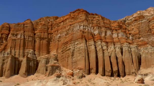 Γραφικά βράχια της ερήμου και γλουτούς στο Red Rock Canyon State Park — Αρχείο Βίντεο