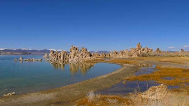 Torres de toba columnas de piedra caliza en el lago Mono — Vídeo de stock