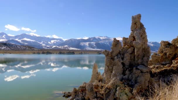 Καταπληκτικές κολώνες ασβεστόλιθου στη λίμνη Mono στην κομητεία Mono — Αρχείο Βίντεο