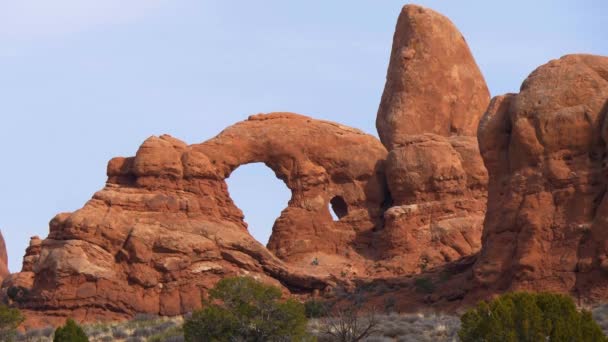 Maravillosas esculturas de roca roja en el Parque Nacional Arches Utah — Vídeos de Stock