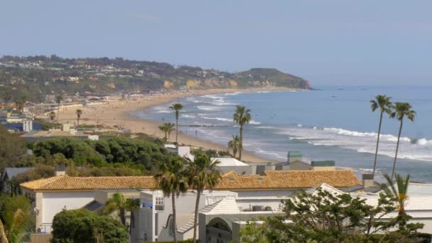 Mansiones exclusivas en la playa de Malibú en la autopista de la costa del Pacífico — Vídeo de stock