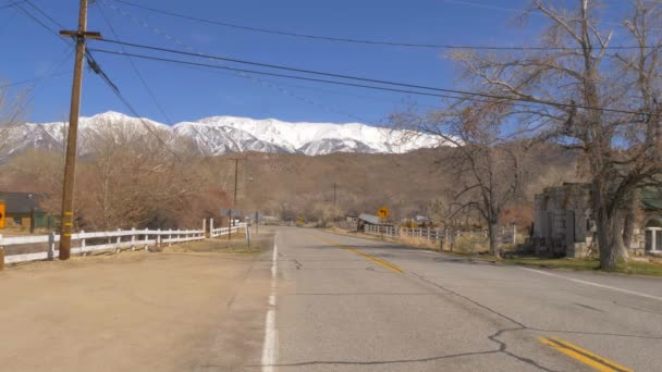 Street view in Benton - a historic small town in the Eastern Sierra — Stock Video