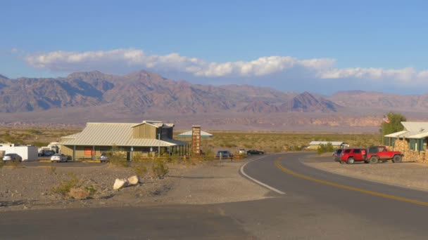 Street view in Stovepipe Wells at Death Valley - BEATTY, Verenigde Staten - 29 maart 2019 — Stockvideo