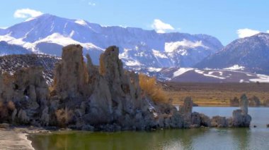 Mono Gölü 'ndeki Tufa kuleleri kireçtaşı sütunları