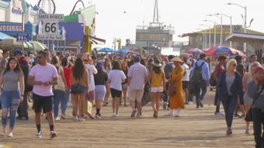 Santa Monica Rıhtımında Yürüyüş - LOS ANGELES, ABD - 29 Mart 2019