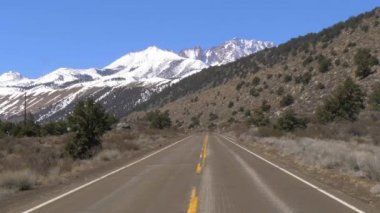 Sierra Nevada dağlarında manzaralı bir yol