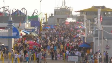Santa Monica İskelesi, 29 Mart 2019 'da binlerce ziyaretçinin katıldığı kalabalık bir yer.