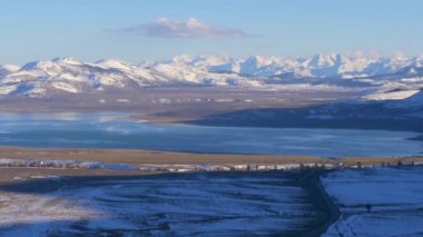 Mono Gölü üzerindeki hava manzarası - Mono County 'de tuzlu soda gölü