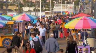 Santa Monica Rıhtımında Yürüyüş - LOS ANGELES, ABD - 29 Mart 2019