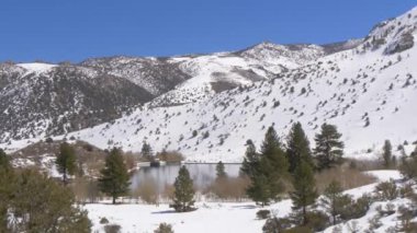 Sierra Nevada 'da karla kaplı dağlarda güzel bir gölet.