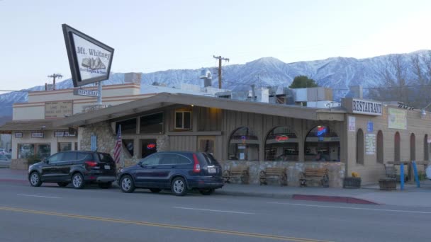 Mt Whitney Motel in the historic village of Lone Pine - LONE PINE CA, USA - MARCH 29, 2019 — Stock Video