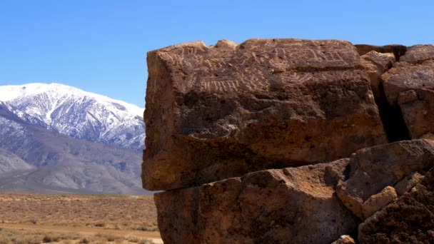 Oude Petroglyfen in Chalfant Valley in het oosten van Sierra — Stockvideo