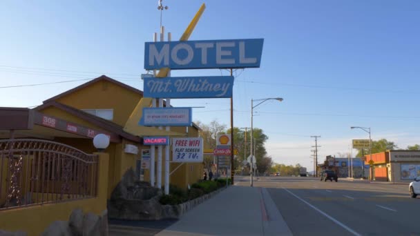 Mount Whitney Motel v historické vesnici Lone Pine - LONE PINE CA, USA - MARCH 29, 2019 — Stock video