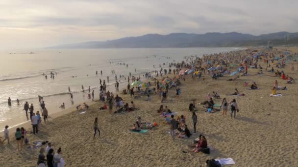 Santa Monica Beach är en hektisk plats på sommaren - LOS ANGELES, USA - 29 mars 2019 — Stockvideo