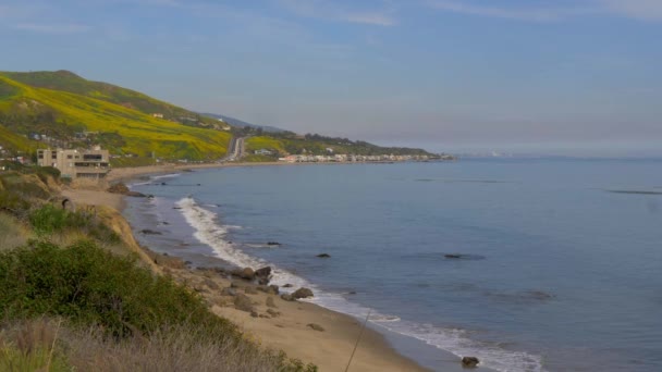 Όμορφη ακτή του Ειρηνικού στο Μαλιμπού Καλιφόρνια — Αρχείο Βίντεο