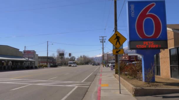 Motel 6 ve městě Bishop California - BISHOP, USA - březen 29, 2019 — Stock video