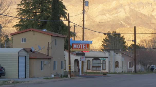 Timberline Motel i den historiska byn Lone Pine - LONE PINE CA, USA - 29 mars 2019 — Stockvideo