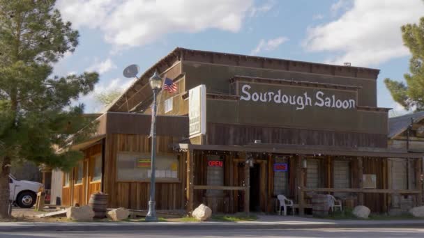 Old Sourdough Saloon i Beatty - BEATTY, USA - 29 mars 2019 — Stockvideo