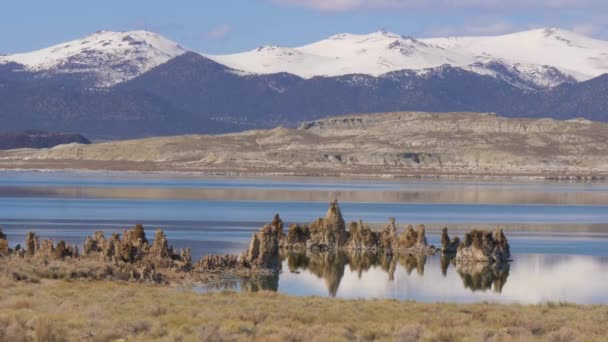 Colonnes étonnantes de calcaire au lac Mono dans le comté de Mono — Video