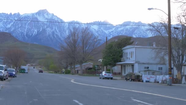 Typowy widok na ulicę w zabytkowej miejscowości Lone Pine - LONE PINE CA, USA - marzec 29, 2019 — Wideo stockowe