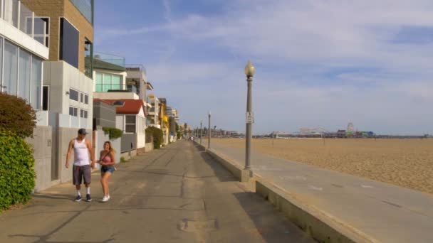 Oceanfront walk at Santa Monica Beach - LOS ANGELES, USA - Március 29, 2019 — Stock videók